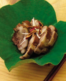 Thịt lợn hấp lá sen