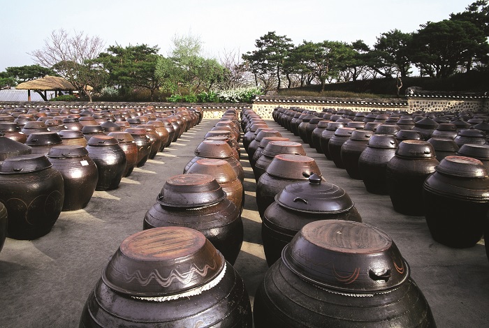 장독대 - 간장, 된장, 고추장, 젓갈 등 음식의 기본 재료가 담긴 질그릇을 보관하는 곳이다. 질그릇은 통기성이 좋아 발효 식품 보존에 뛰어나다. 장독대는 햇볕이 들면서도 바람이 잘 통하는 장소에 두는 것이 일반적이다.