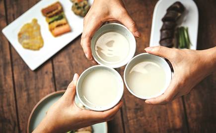 전주 막걸리 - 전주 막걸리 골목은 전주의 맛과 한국인의 정을 함께 느낄 수 있는 푸짐한 상차림으로 유명하다.