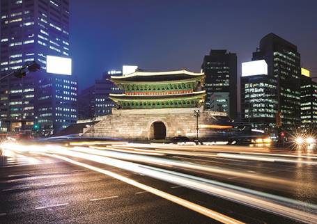 숭례문-서울의 성곽은 옛날 중요한 국가시설이 있는 한성부를 보호하기 위해 만든 도성(都城)으로,‘예를 숭상하는 문’이라는 의미의 숭례문은 국보 제1호로 지정되어 있다.