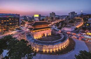 흥인지문-흥인지문은 8개 성문 중 유일하게 옹성(성문을 보호하고 튼튼히 지키기 위한 반원 모양의 성)을 갖추고 있다.