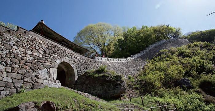 <B>Namhansanseong Fortress.</b> A mountain fortress that served as a temporary capital during the Joseon Dynasty, showing how the techniques for building a fortress developed during the 7th-19th centuries.