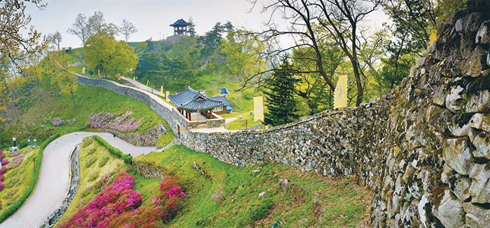 <B>Gongsanseong Fortress.</b> The fortress, which was built along the mountain ridge and valley near Geumgang River, was initially called Ungjinseong but later renamed Gongsanseong after the Goryeo period.