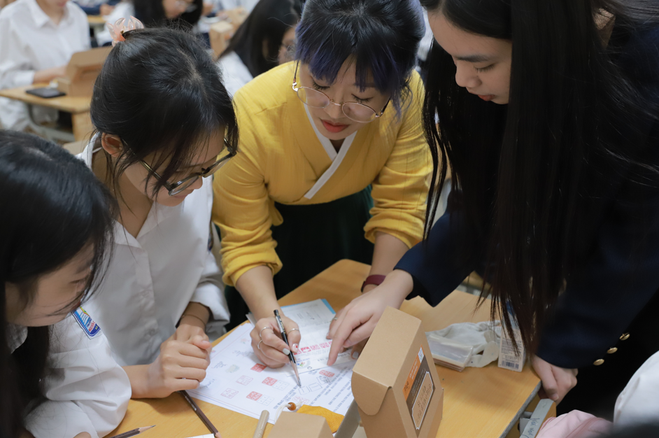 전통 수제도장 만들기  수업, 강사는 학생에게 안내하기