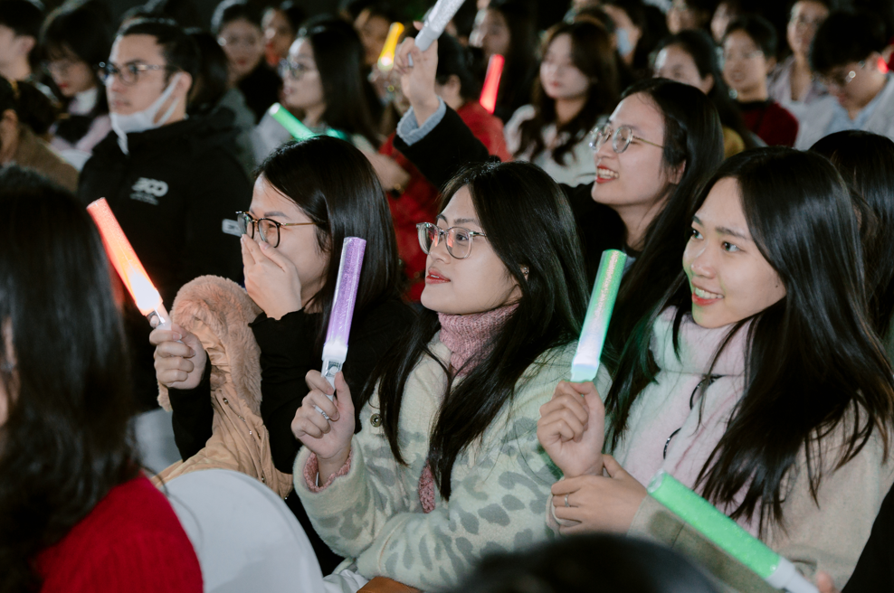 장기자랑을 보는 수료식 참가 학생