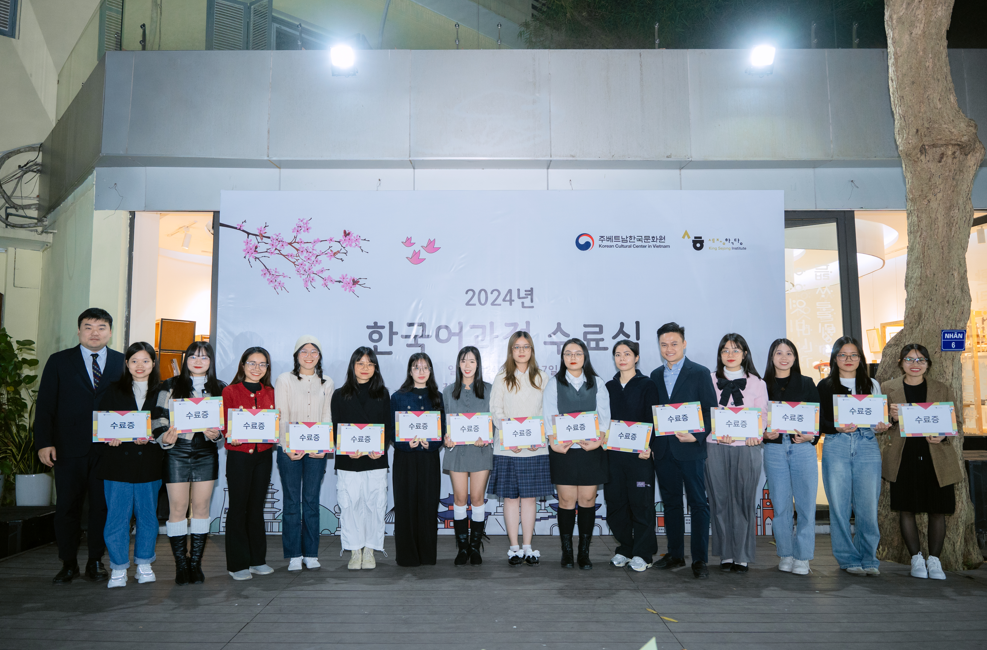 반 대표 학생에게 수료증 전달