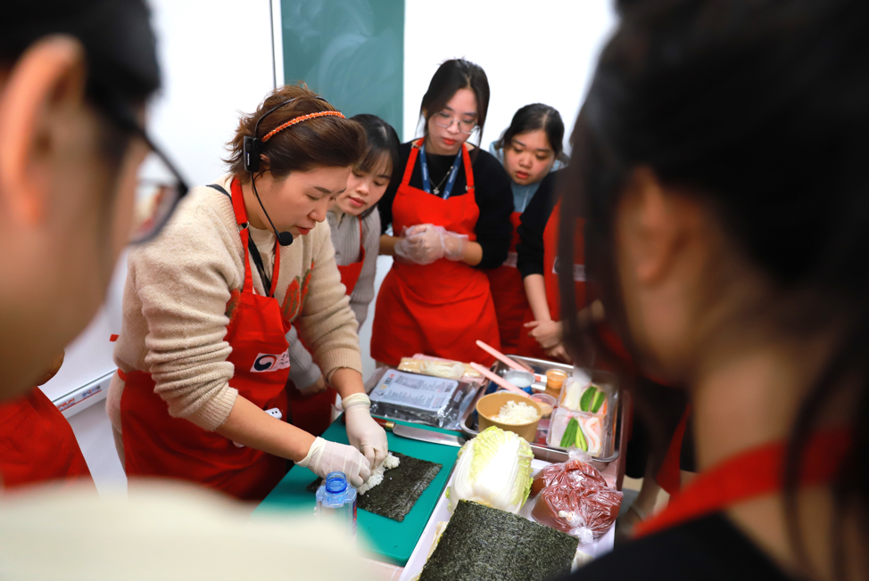 김밥 만들기에 대하 알아보는 학생들과 강사