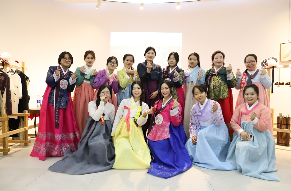 강사 및 참가자들의 기념 사진