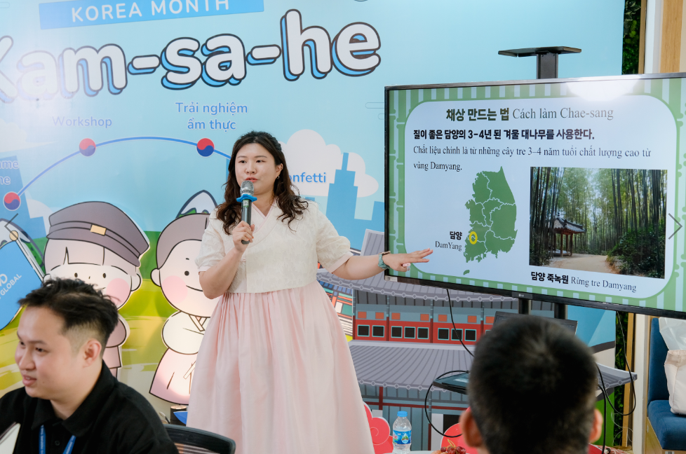 문화 강사는 참가자들에게 채상 만드는 법에 대해 설명하고 있다.