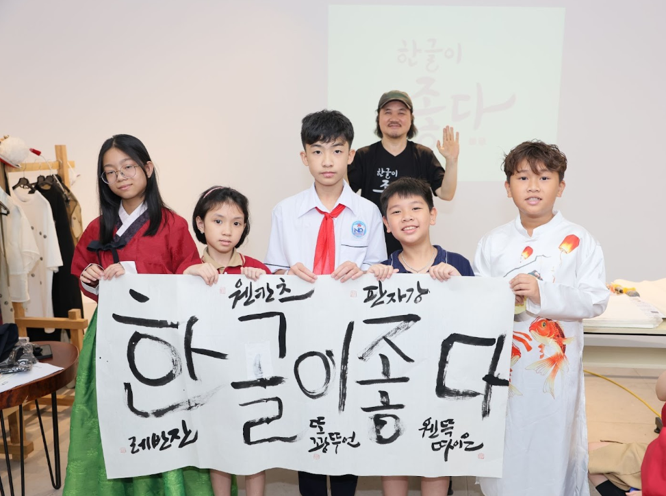 행사장에서 캘리그라피 체험 행사