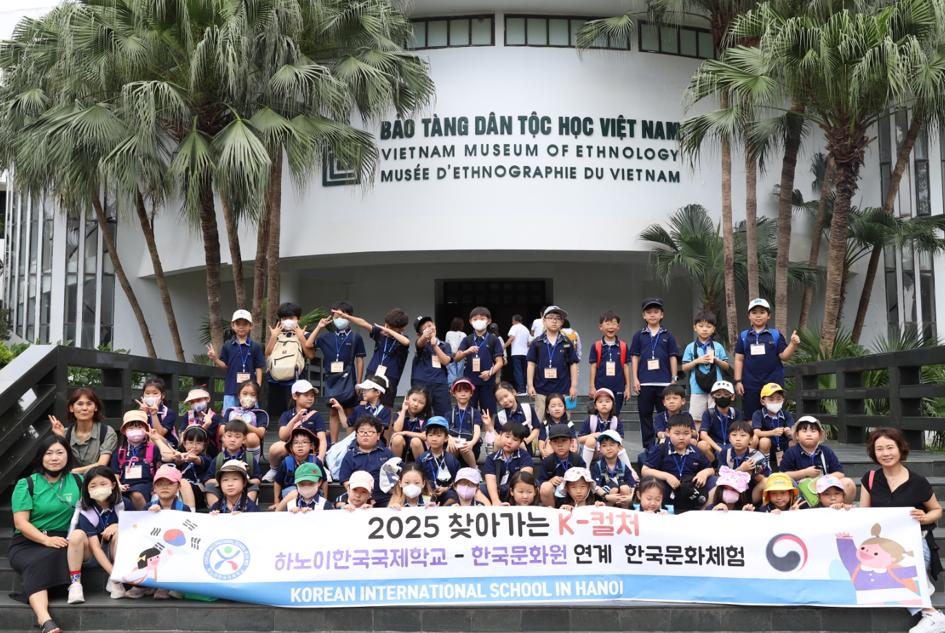 하노이한국국제학교 학생들과 선생님들은 기념 촬영을 하고 있다.