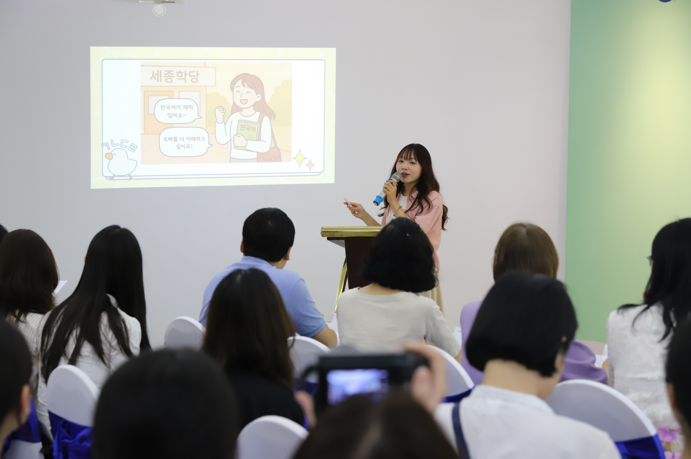 주베트남한국문화원 세종학당 2025년 한국어 말하기 대회 참가자는 발표하고 있다.