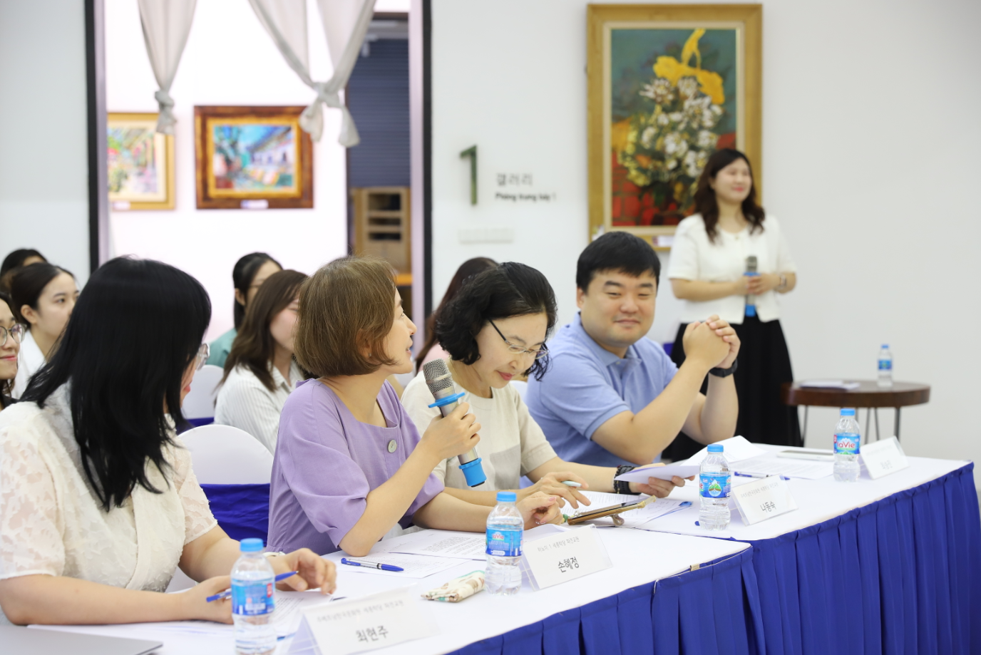 주베트남한국문화원 세종학당 2025년 한국어 말하기 대회 심사위원은 참가자에게 질문하고 있다.