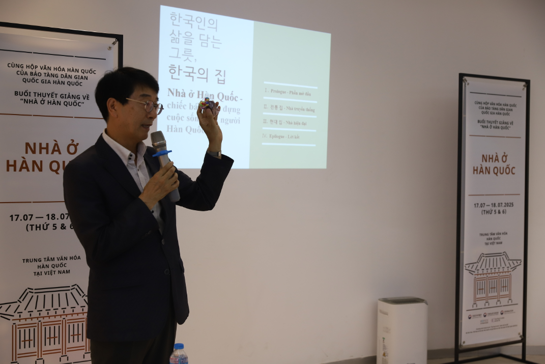국립민속박물관에서 파견된 전문가는 한국의 집에 대해 설명하고 있다.