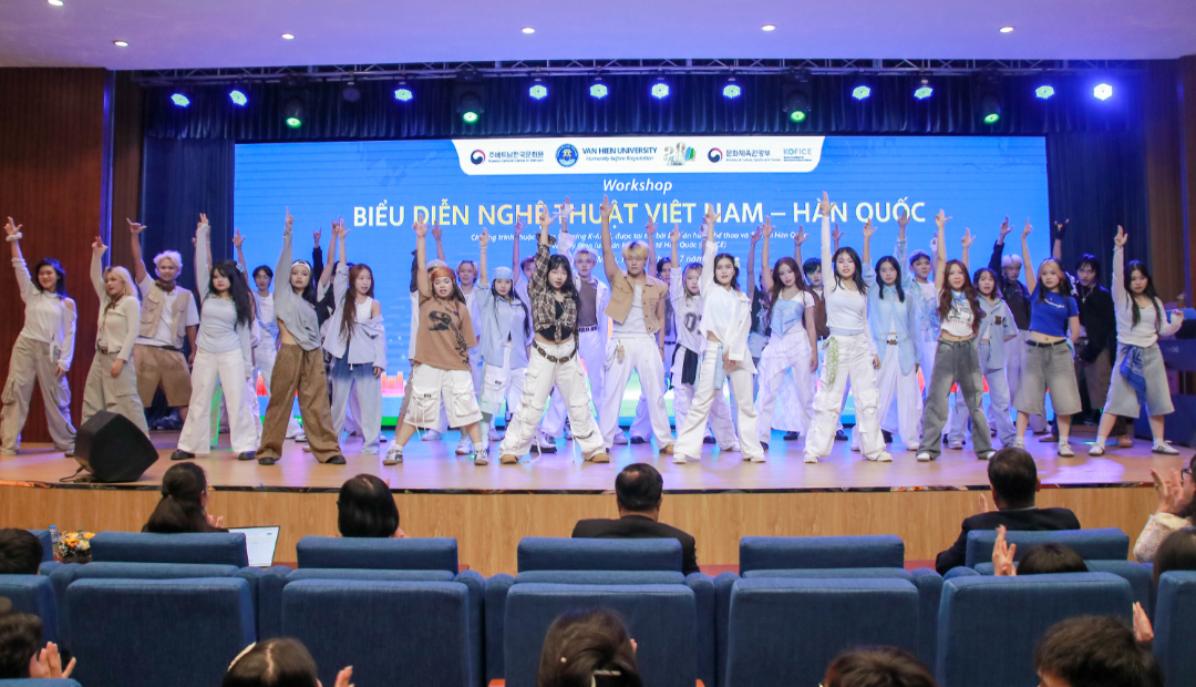 반히엔대학교 학생들이 준비한 공연