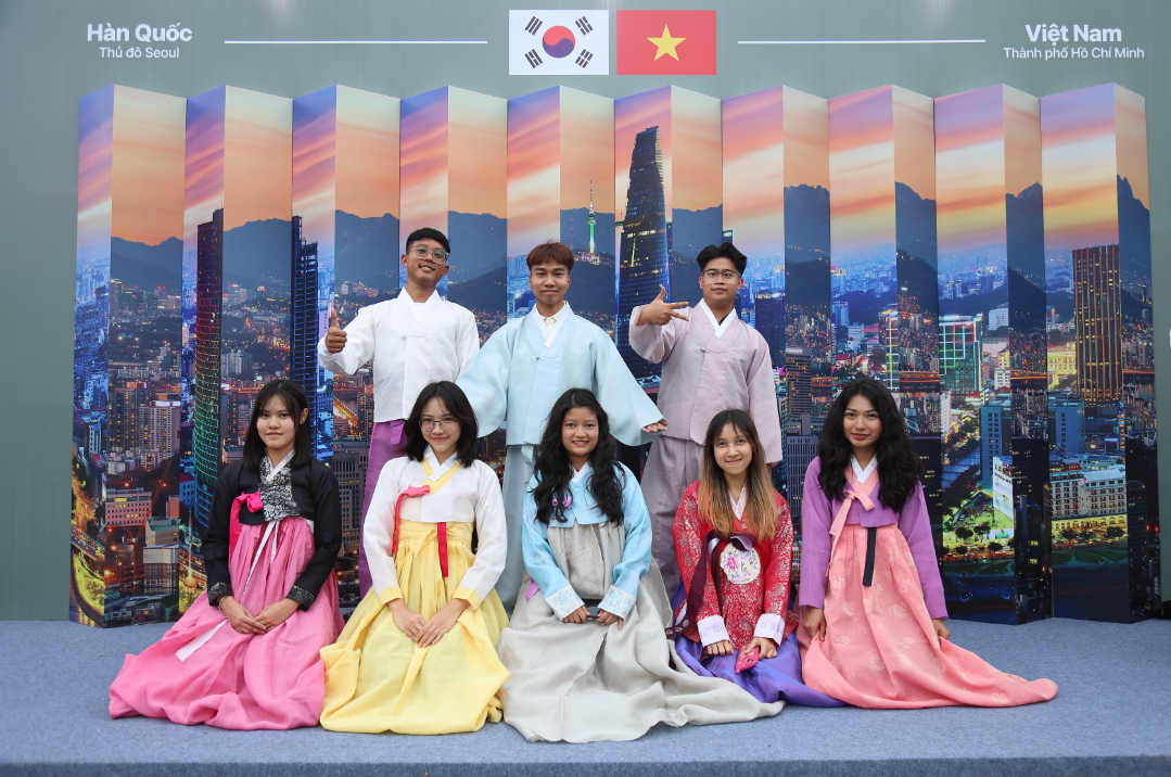 행사장에서 한복 입기 체험자들이 기념 사진을 찍고 있다.