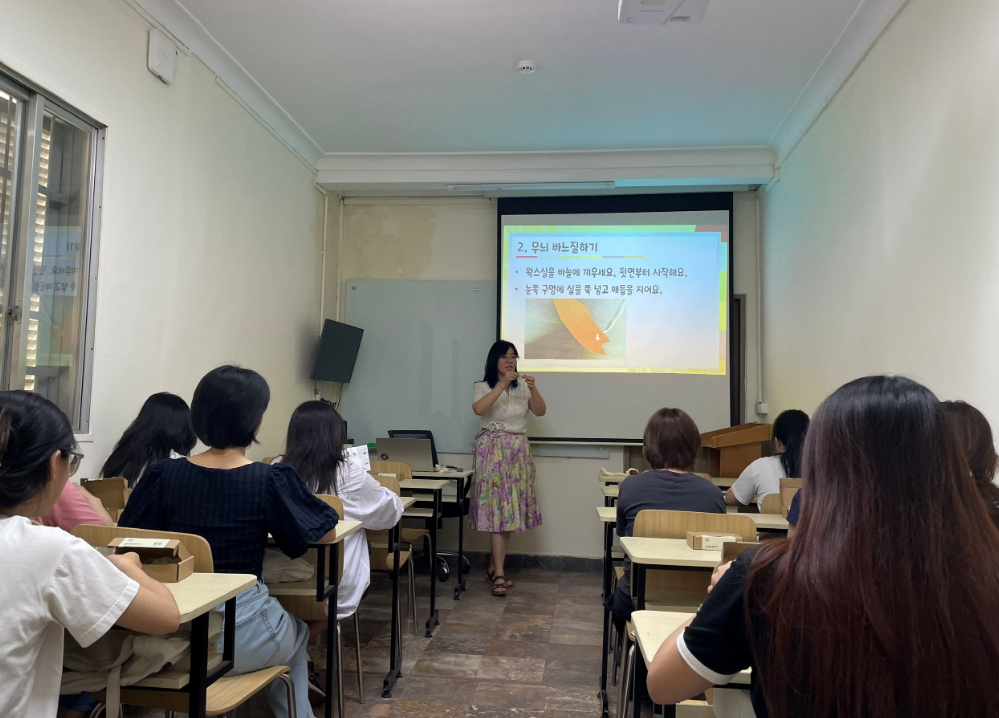 주베트남한국문화원 세종학당 파견교원은 명태에 대해 설명한 후 액막이 명태 만드는 법에 대해 설명하고 있다.