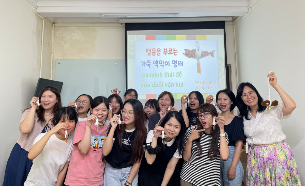 세종학당 교원은 학생들과 기념 사진을 찍는다.