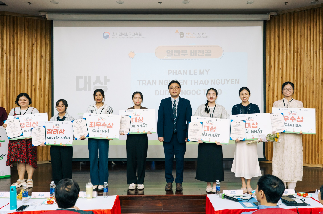 베트남거점 세종학당 박성민 소장은 비전공 부문 참가자들에게 시상해준다.