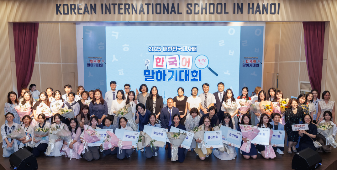북부 본선 선생님, 학생들과 기념 촬영을 찍는다.