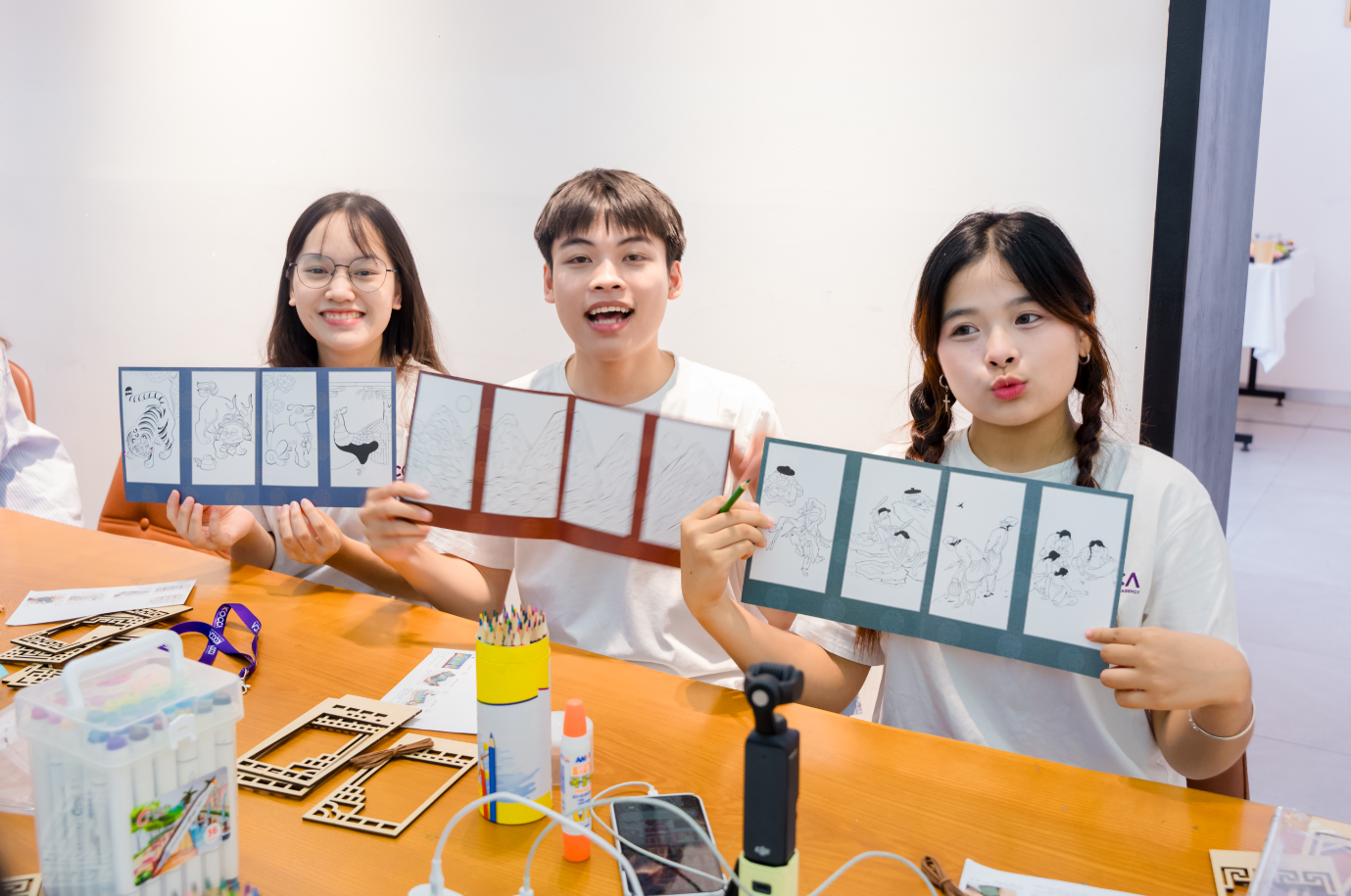 서포터즈들이 병풍들과 사진을 찍기