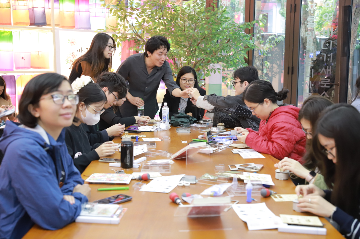 참가자들이 신라 시대 건축물인 다보탑, 석가탑, 천문대를 모형으로 제작해 보는 체험 활동