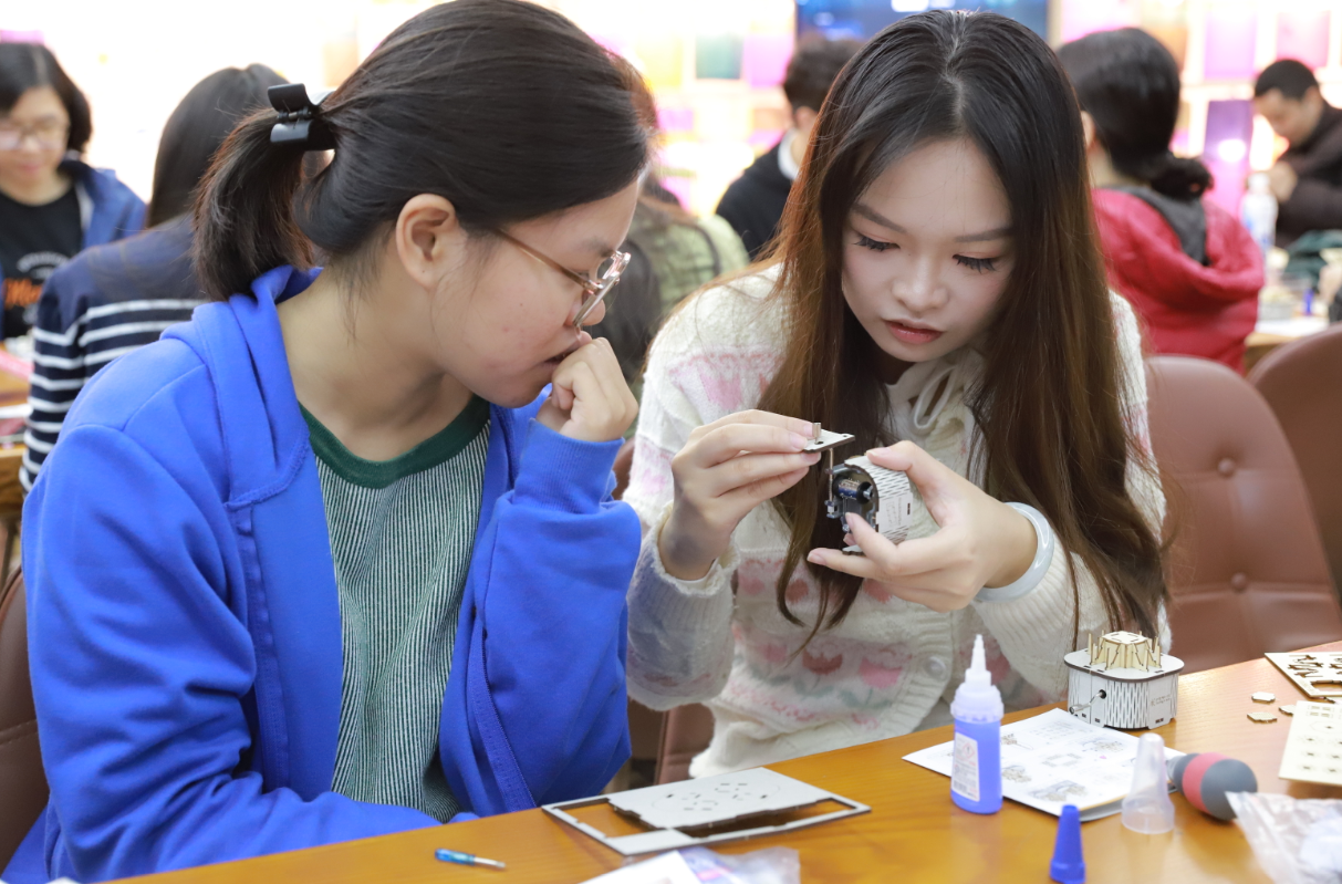 신라 시대 건축물인 다보탑, 석가탑, 천문대를 모형으로 제작해 보는 참가자 2명