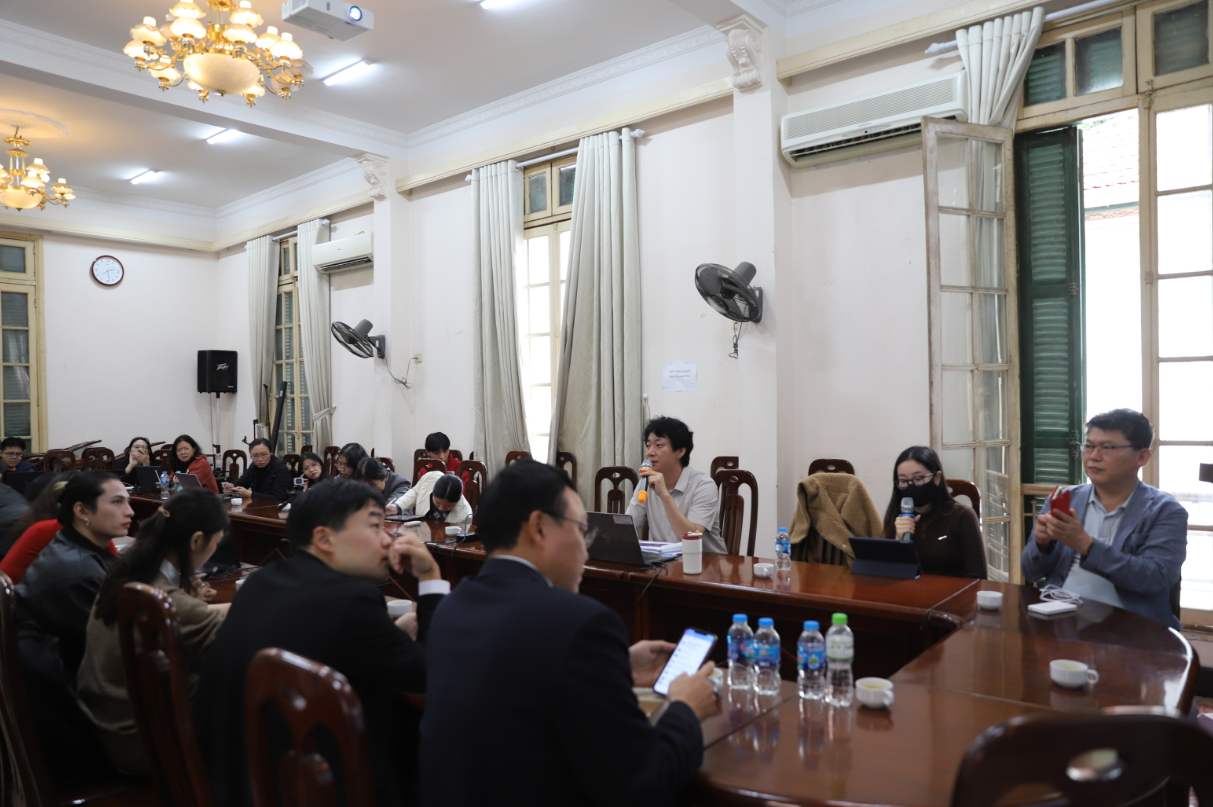 베트남 사회과학원 산하 문학연구원에서의 강연 분위기