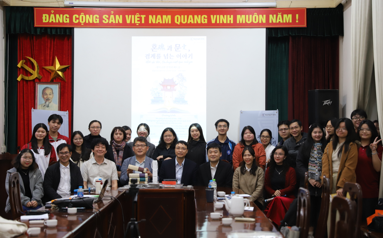 베트남 사회과학원 산하 문학연구원에서의 강연 기념 사진
