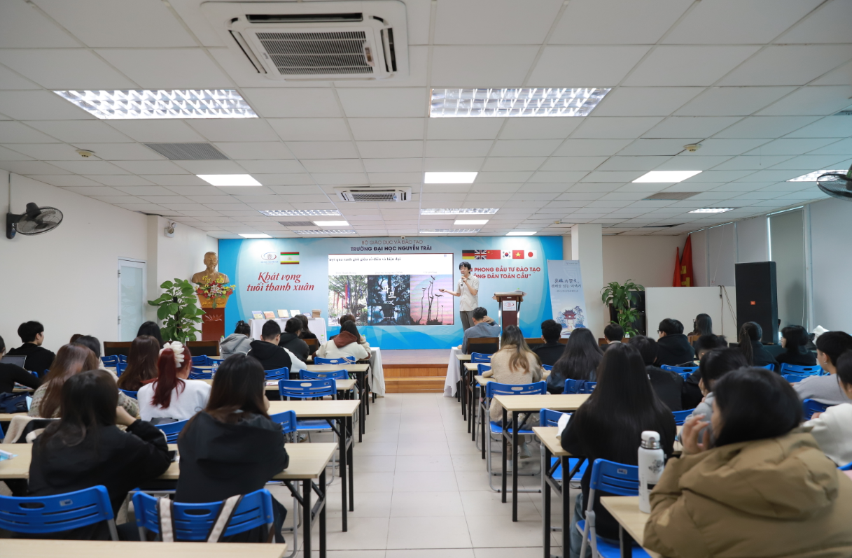 응우옌짜이대학교에서 진행된 강연