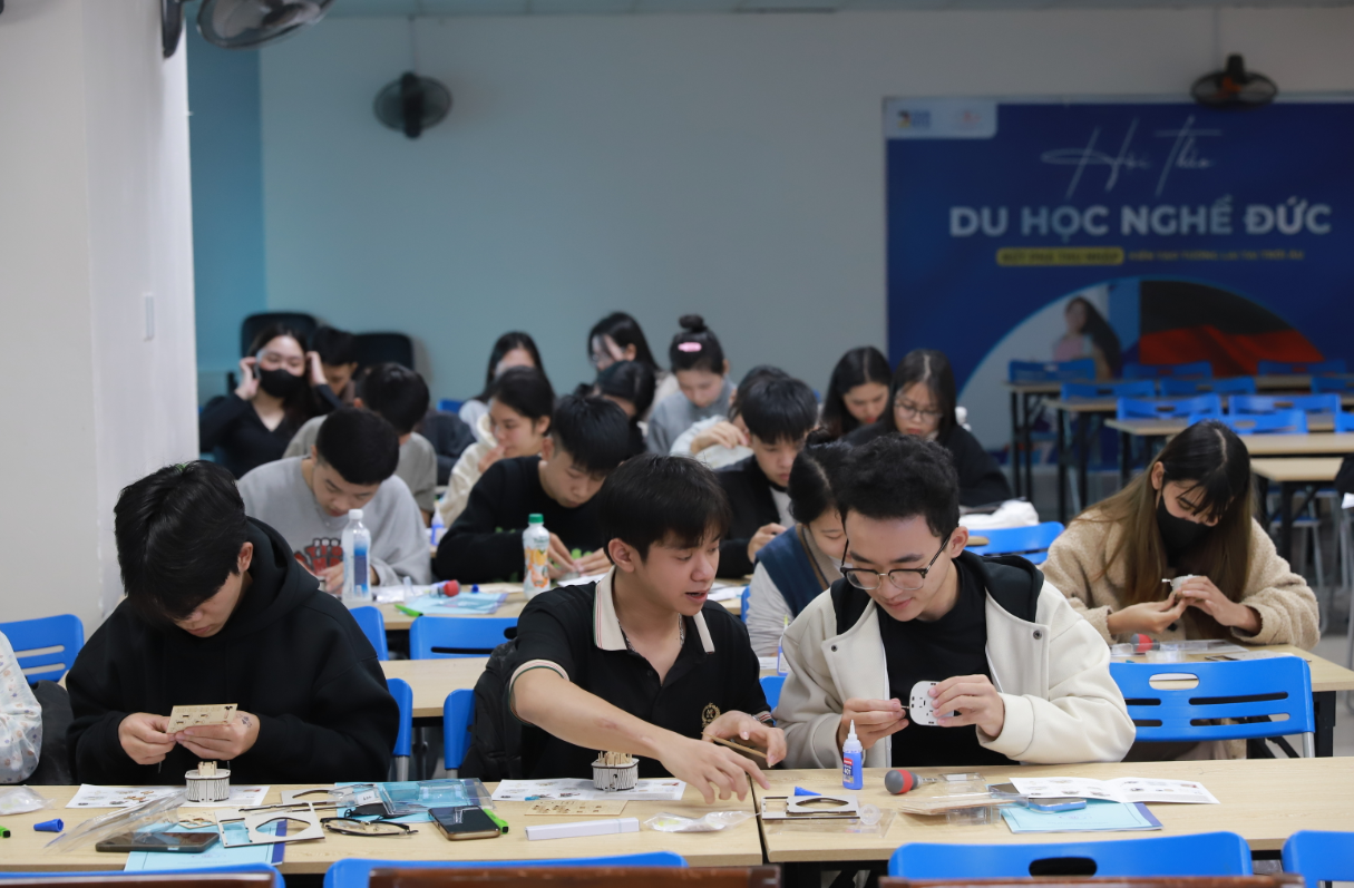 응우옌짜이대학교에서의 신라시대 건축물인 다보탑, 석가탑, 첨성대 모형을 직접 만들어보는 체험활동