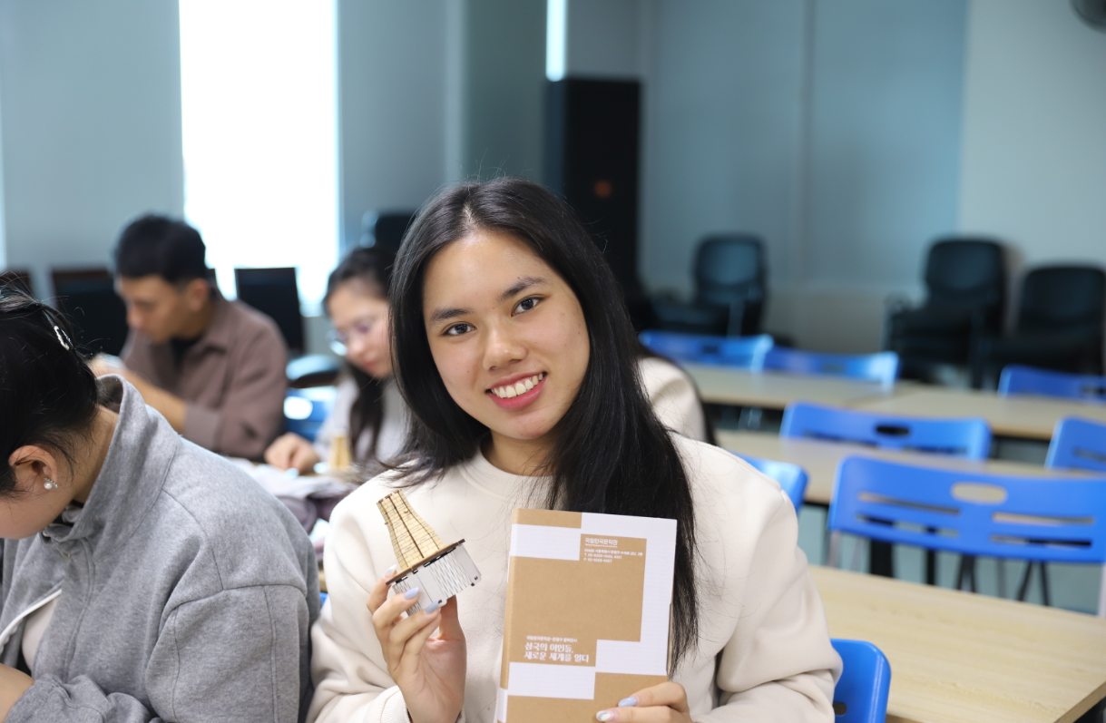 응우옌짜이대학교 학생은 만든 작품과 사진 찍기