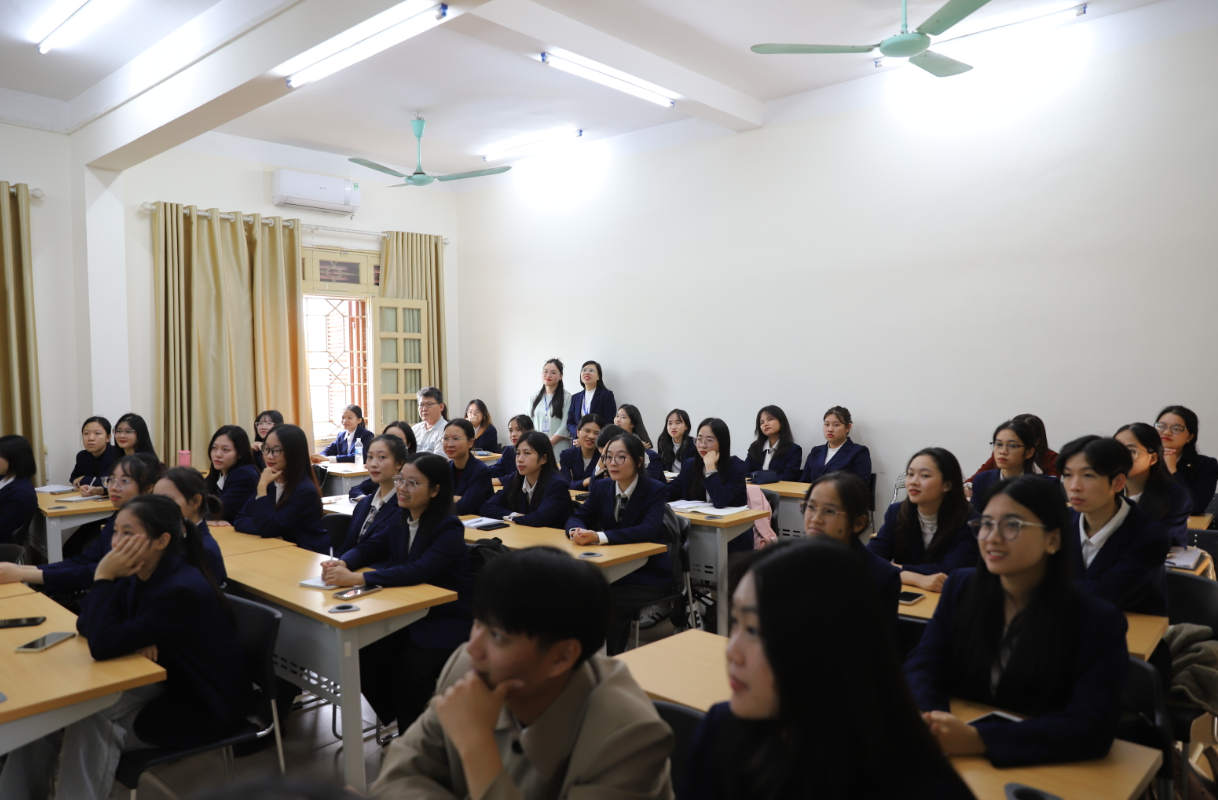 타이응우옌대학교 과학대학에서의 강연 분위기