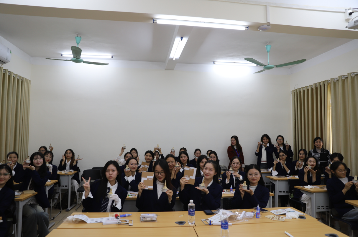 타이응우옌대학교 과학대학에서의 강연 기념 사진