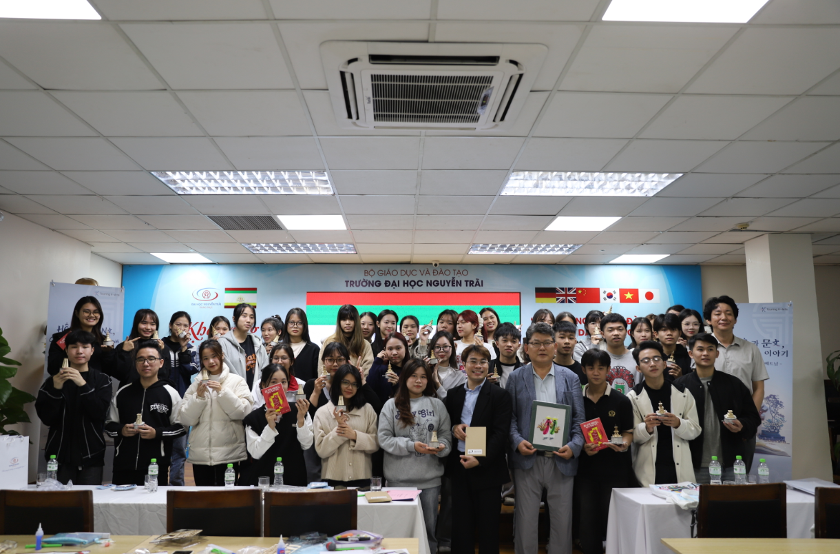 응우옌짜이대학교 학생과 강사의 기념 사진