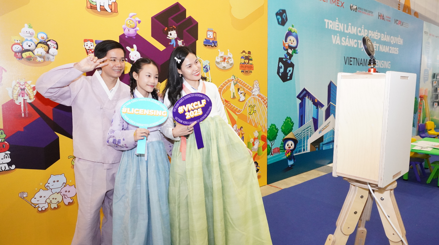 행사 참가자는 한복 입기 체험하고 기념 사진 찍기