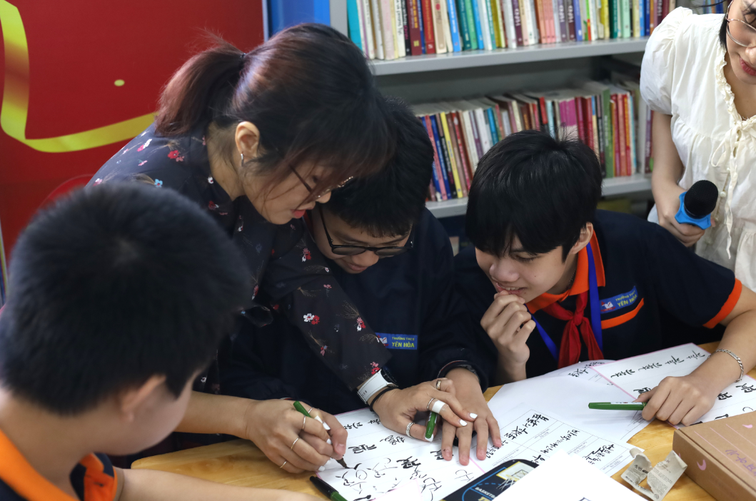 캘리그라피 수업 강사 선생님은 학생 자리에 가서 설명해주고 있다.