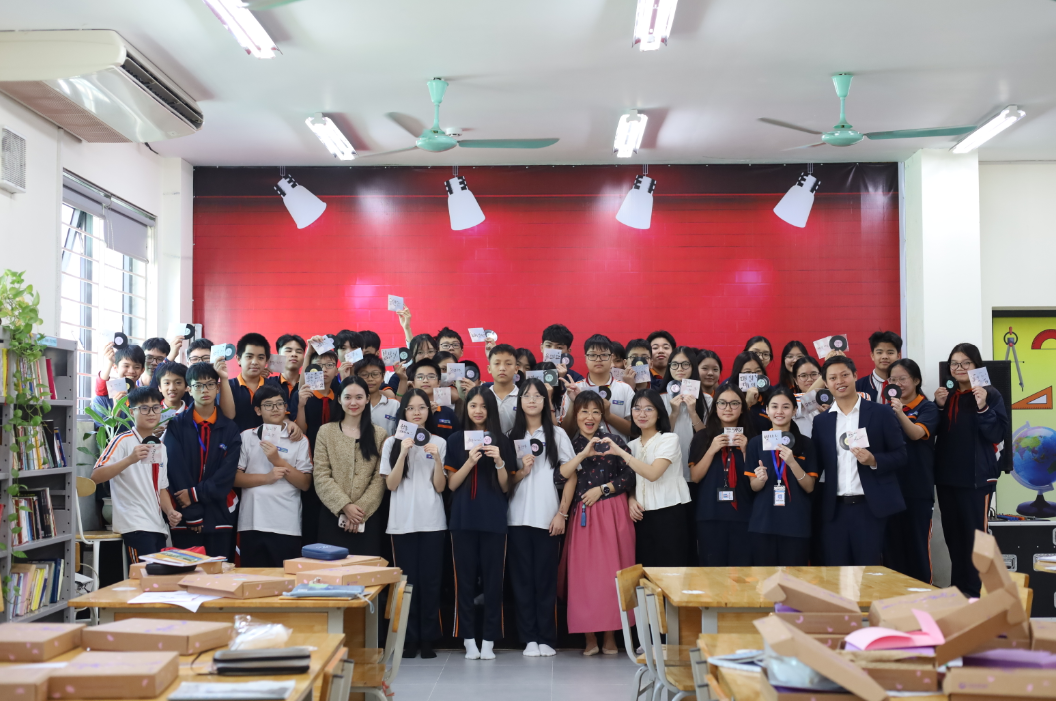 캘리그라피 수업에 참가한 옌화 중학교 한국어반 학생들은 강사 선생님과 사진을 찍는다