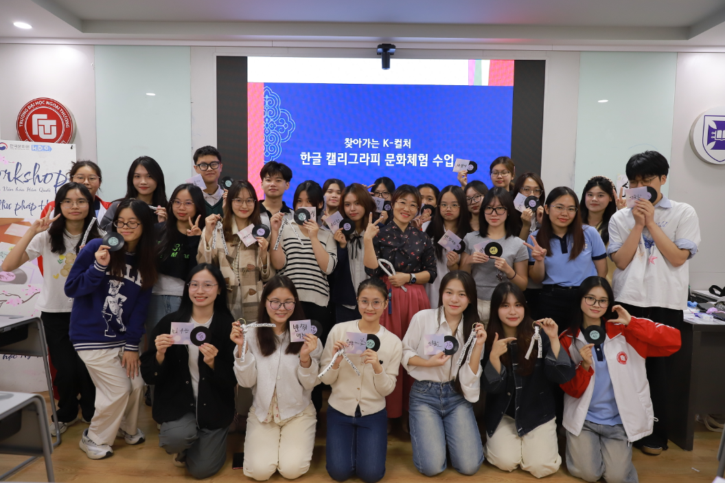 한국탐구동아리(KDC) 소속 대학생들은 강사 선생님과 기념 사진을 찍는다