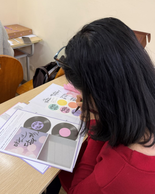 학생 1명은 글쓰기 연습하고 있다,