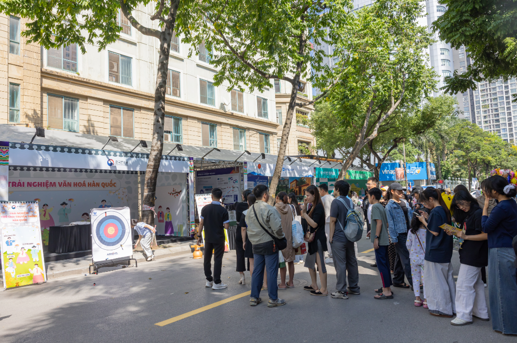 양궁 맞추기 체험 활동을 위한 줄 서는 현지인