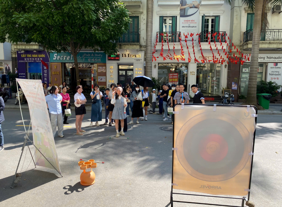 투호 체험하는 현지인