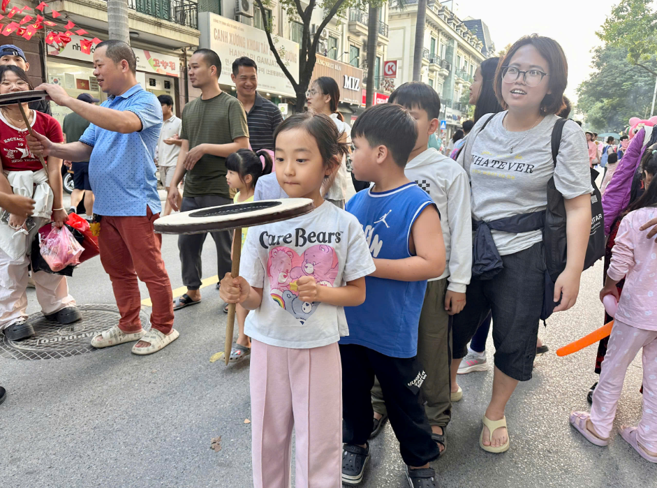 부스 앞에서 보나돌리기 체험하는 애기
