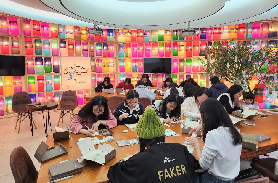 민화수업 참가 학생들이 집중하여 작품을 완성하고 있다.