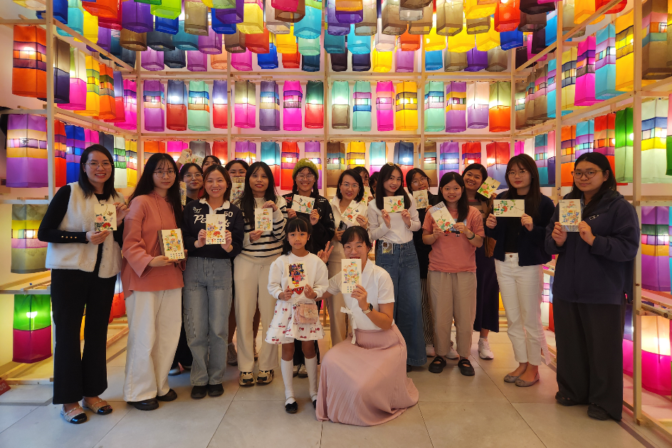 민화수업 참가자 및 강사 선생님과의 기념 사진