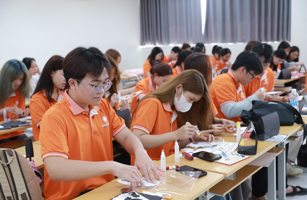 학생들은&nbsp;한국의&nbsp;한지로&nbsp;만드는&nbsp;손거울&nbsp;제작&nbsp;체험에도&nbsp;참여한다 (1)