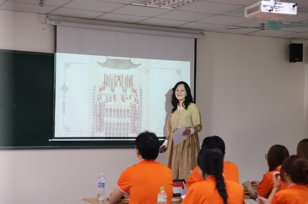 강사 선생님은 조선왕조의궤에 대해 설명하고 있다.