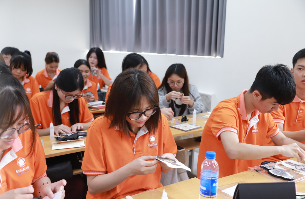 학생들은&nbsp;한국의&nbsp;한지로&nbsp;만드는&nbsp;손거울&nbsp;제작&nbsp;체험에도&nbsp;참여한다 (2)