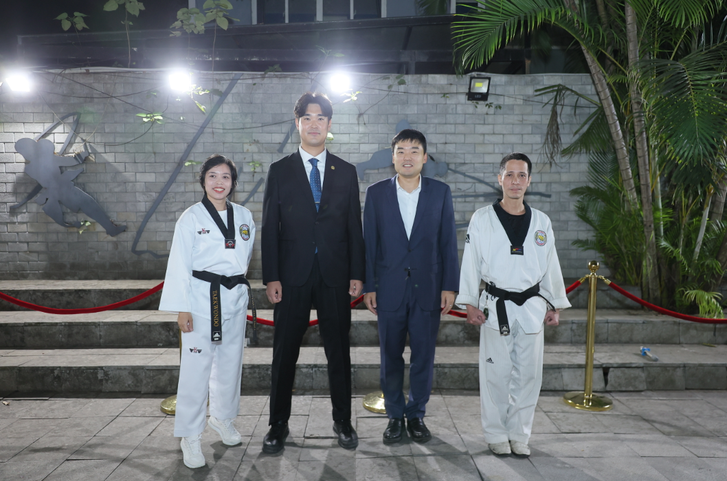 주베트남한국문화원 최승진 원장님, 국기원 파견 곽도훈 사범님, 태권도교실 사범님 2분과의 기념 사진