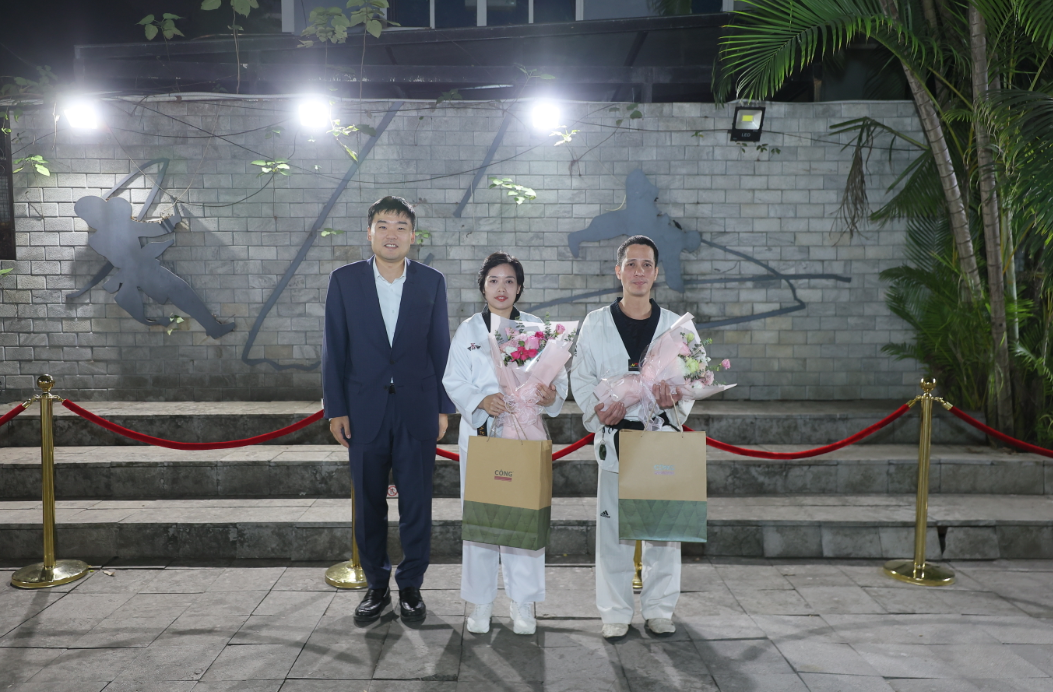 주베트남한국문화원 최승진 원장님은 사범한테 꽃다발 전달한다